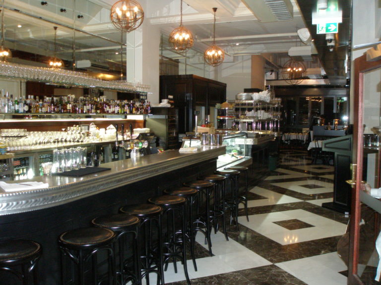 Le comptoir en étain du bar à vin THe Héritage en Australie